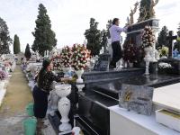 Limpieza de lápidas y sepulturas en el cementerio de San Fernando (Sevilla)