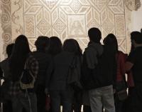 -NOCHE_EN_BLANCO_2.jpg de Reporteros ABC--00AJ4503.jpg- Público contemplando un mosaico en el Antiquarium en La Noche en Blanco