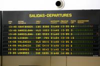 Panel de salidas en el aeropuerto de Sevilla