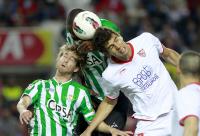 Cañas, Paulao y Fazio disputan un balón aéreo en el último Sevilla-Betis