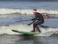 SURFISTAS DISFRAZADOS DE PAPÁ NOEL