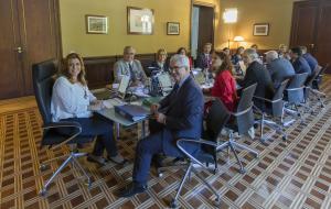 GRA036 SEVILLA, 19/06/2015.- La presidenta andaluza, Susana Díaz (i), al frente de la primera reunión del Consejo de Gobierno de la Junta de Andalucía tras su formación, celebrada hoy en el Palacio de San Telmo en Sevilla y que tiene previsto aprobar la Ley de protección de productos hipotecarios a los consumidores, donde va a estar la mediación y el arbitraje ante los desahucios. EFE/Julio Muñoz