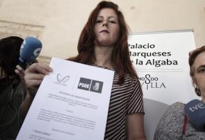 SEVILLA. 12.06.15. JUAN ESPADAS Y SUSANA SERRANO, FIRMAN EL ACUERDO ENTRE PSOE Y PARTICIPA SEVILLA, EN EL PALACIO DE LOS MARQUESES DE LA ALGABA. FOTO: JUAN FLORES. ARCHSEV.