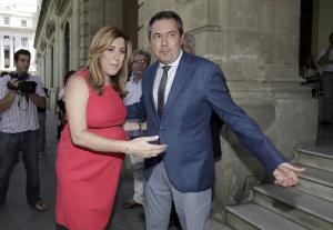 SEVILLA. 06.07.15. JUAN ESPADAS Y LA CORPORACION MUNICIPAL RECIBEN A SUSANA DIAZ EN EL AYUNTAMIENTO. FOTO: JUAN FLORES. ARCHSEV.