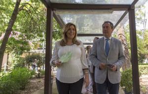 GRA187. SEVILLA, 08/07/2015.- La presidenta de la Junta de Andalucía, Susana Díaz, y el alcalde de Sevilla, Juan Espadas, durante un recorrido por los Jardines de la Casa Rosa de Sevilla hoy con motivo de su próxima apertura al público. EFE/Julio Muñoz