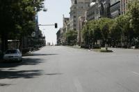 31-07-05- MADRID- INICIO DE LAS VACACIONES DE AGOSTO. LA CIUDAD DESIERTA. - FOTO. CHEMA BARROSO.-ARCHDC.- LA CALLE ALCALA VISTA DEDE LA CONFUENCIA CON GRAN VIA.-
