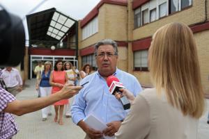 SEVILLA. 2.9.15. Juan Ignacio Zoido visita el Colegio de educacion especial especial Directora Mercedes Sanroma. FOTO: VANESSA GOMEZ. archsev